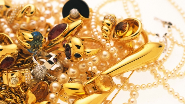 Buzzing Elegance: Embracing Bee Jewelry